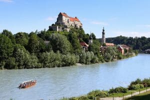 Plättenfahrt mit Blick auf die weltlängste Burg Burghausen