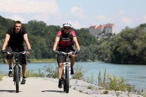 Radfahrer an der Salzach